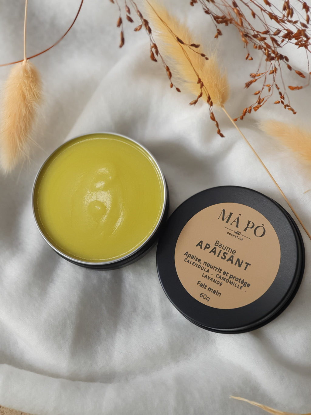 Baume Apaisant Mâ Pô Cosmetics entouré de fleurs de calendula et lavande séchées – ingrédients naturels 60g