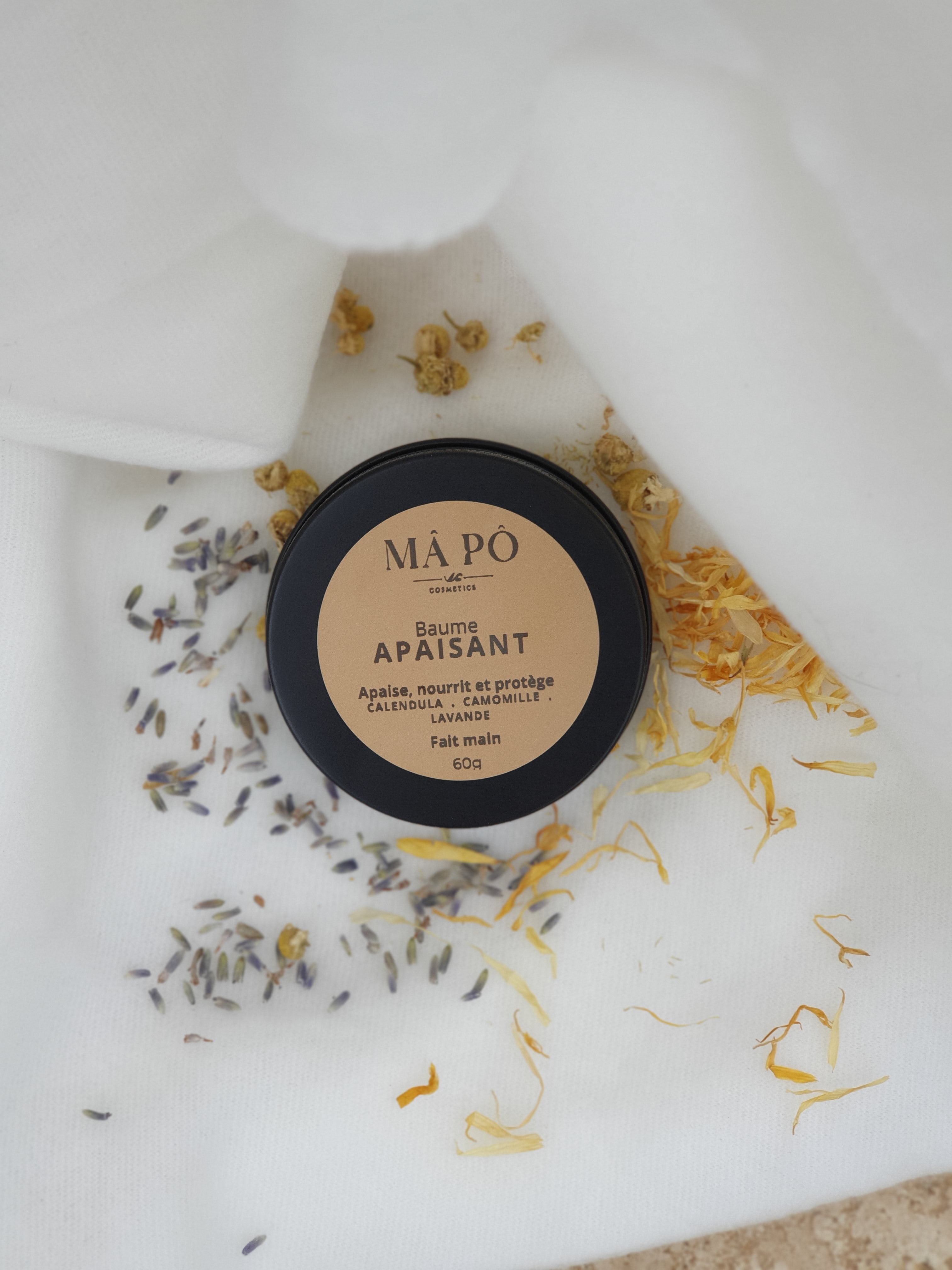 Baume Apaisant Mâ Pô ouvert sur pierre naturelle – texture baume végétal jaune-vert, fait main Hérault